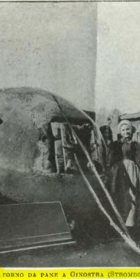 Un forno di pane a Ginostra T.C.I. 1909